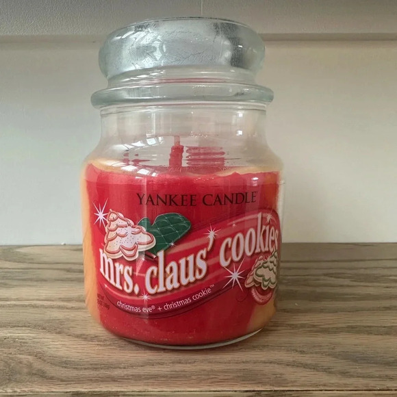 Yankee Candle Swirl 13 oz Jar Candle Mrs. Claus' Cookies - Picture 1 of 3